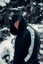 Заредете изображение във визуализатора на галерията – Ninja Set черен — близък кадър с качулка на снежен фон